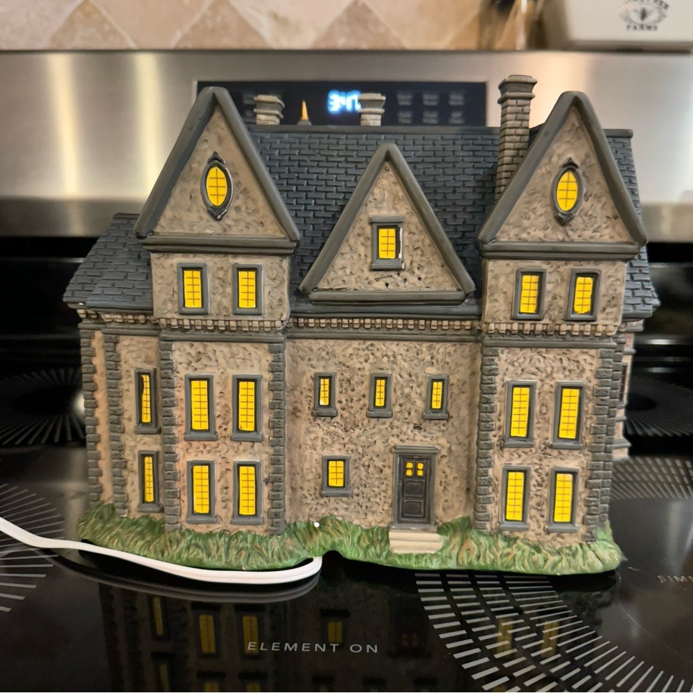 DC Comics Village Batman‎ Wayne Manor Bruce and Alfred Department 56 - Picture 4 of 13